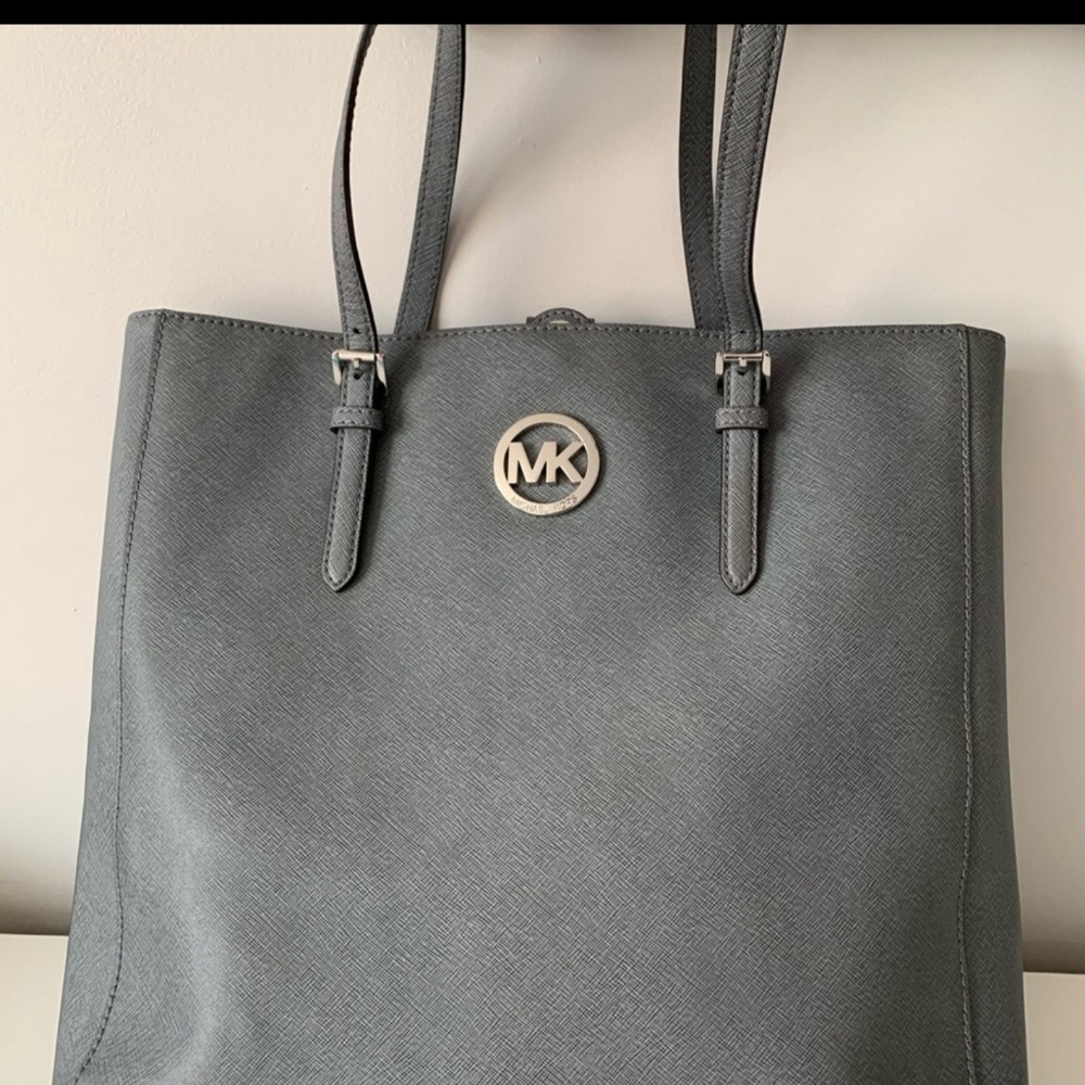 ****SOLD****MICHAEL KORS Grey Saffiano leather shoulder bag!